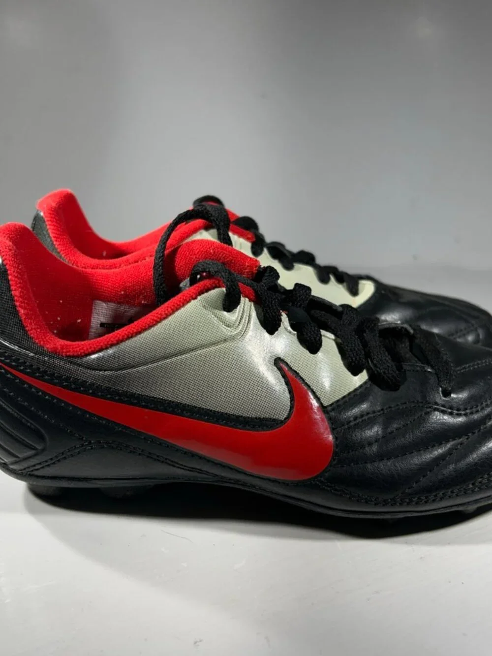 Nike Boys Kids Soccer Cleats Size 1Y 1 Youth Black Red Leather Shoes Lace Retro